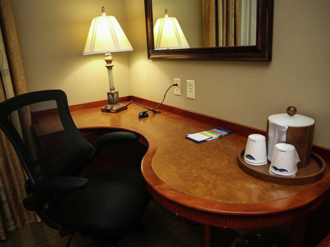 詹宁斯希尔顿恒庭旅馆&套房酒店主图