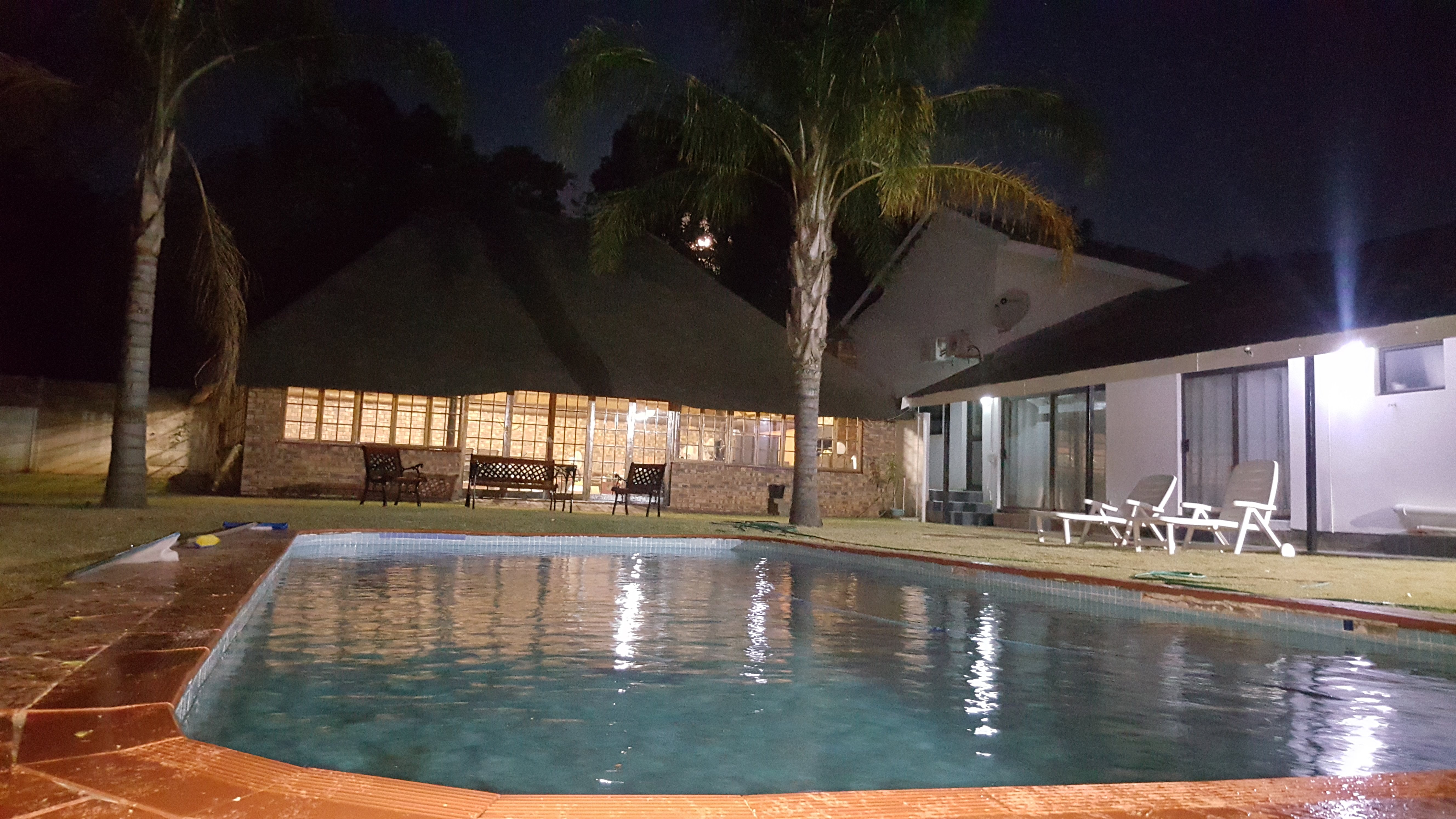 Luxury Heights Guesthouse-泳池