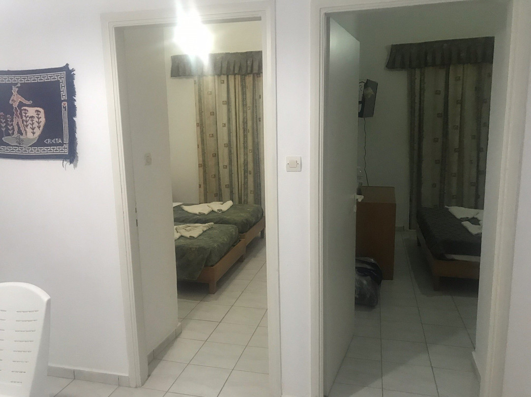 Chrisanna Apartments & Studios主图