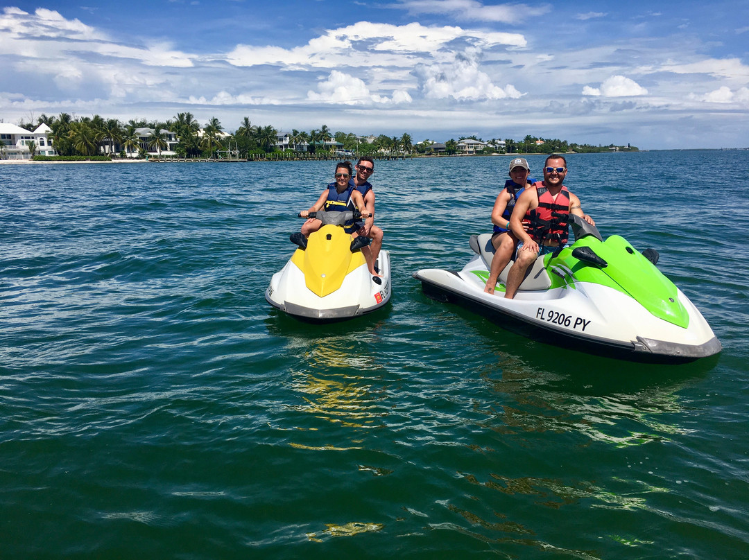 Holiday Adventure Tours and Boat Rental-迈尔斯堡海滩必去景点