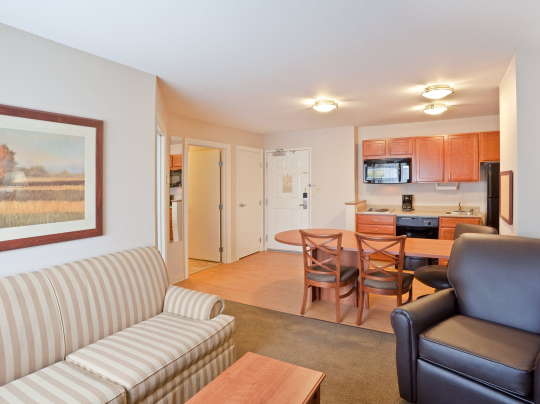 哈勃尔烛木套房酒店主图