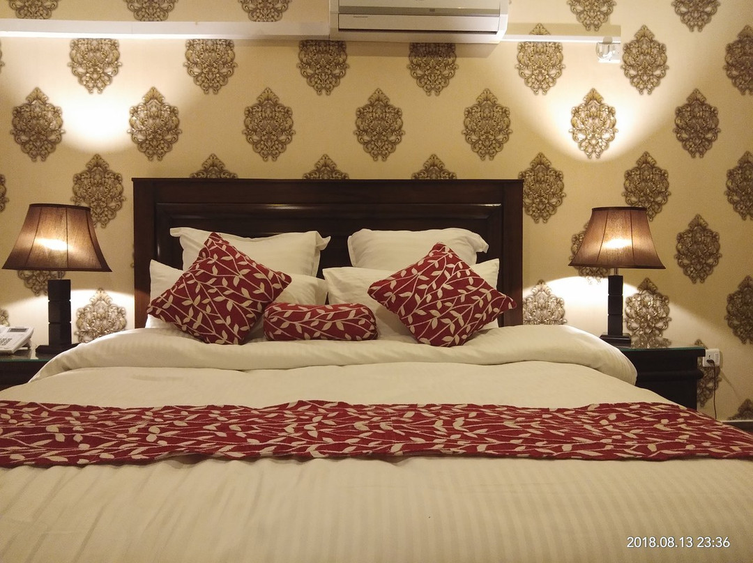 Holiday Grand Hotel & Resort