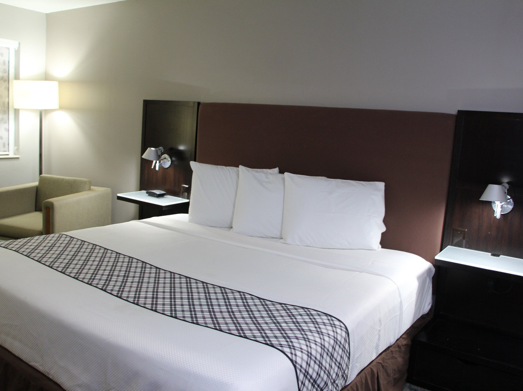 Westbridge Inn & Suites Carrollton主图