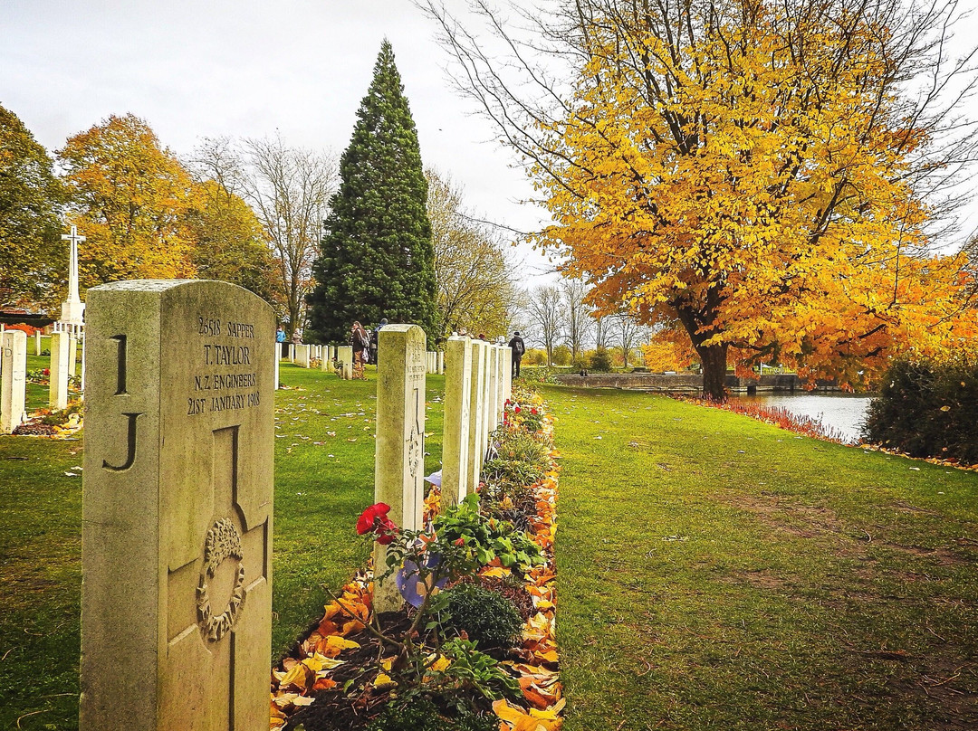 Ramparts Cemetery景点图片