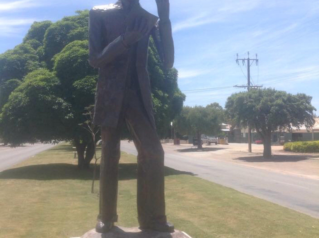 CJ Dennis Statue景点图片