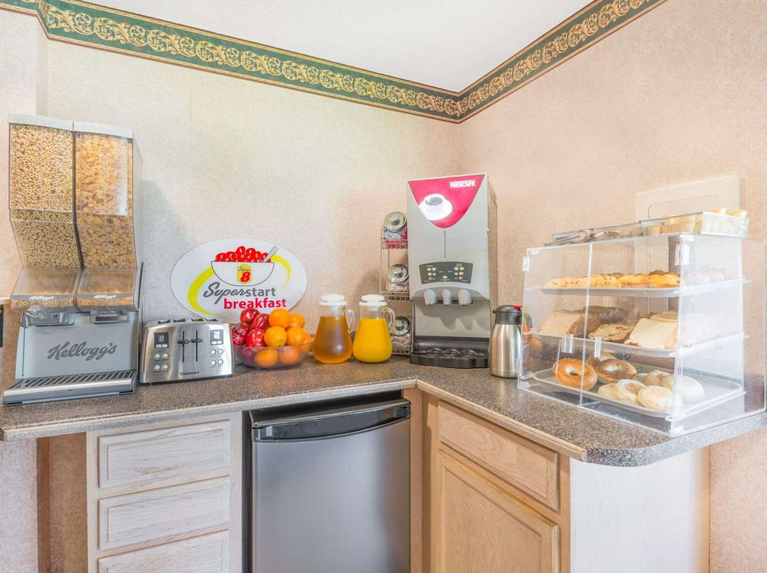 大使温莎大桥速8酒店主图