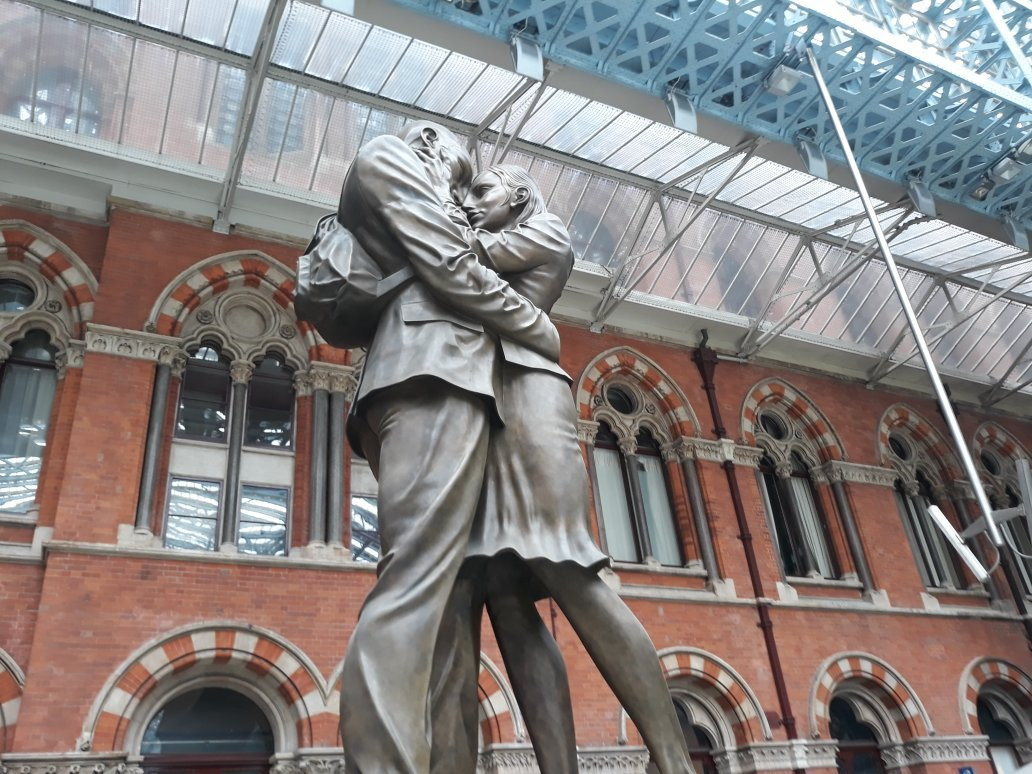 The Meeting Place Statue, St. Pancras Station景点图片