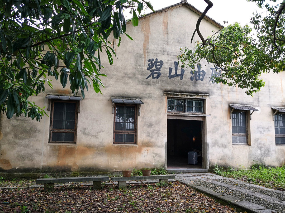 黟县猪栏酒吧客栈老油厂店主图