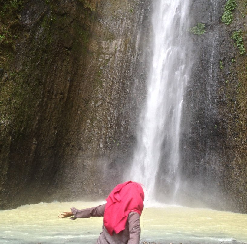 Sidoharjo waterfall景点图片