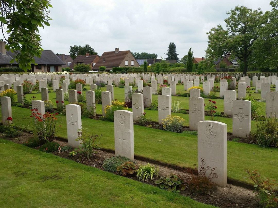 Vlamertinghe Military Cemetery景点图片