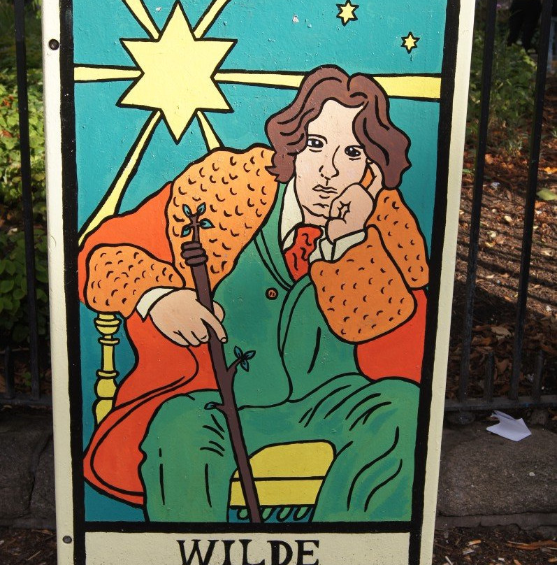Monument to Oscar Wilde-都柏林必去景点