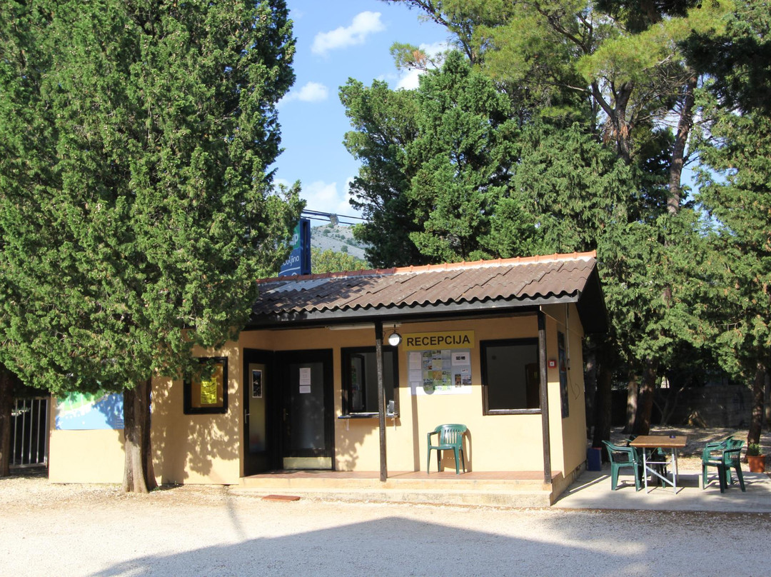 斯布尔基纳营地旅馆