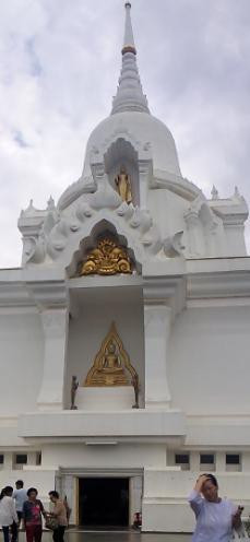 Chedi Phra Borommasaririkkathat Khao Kho景点图片