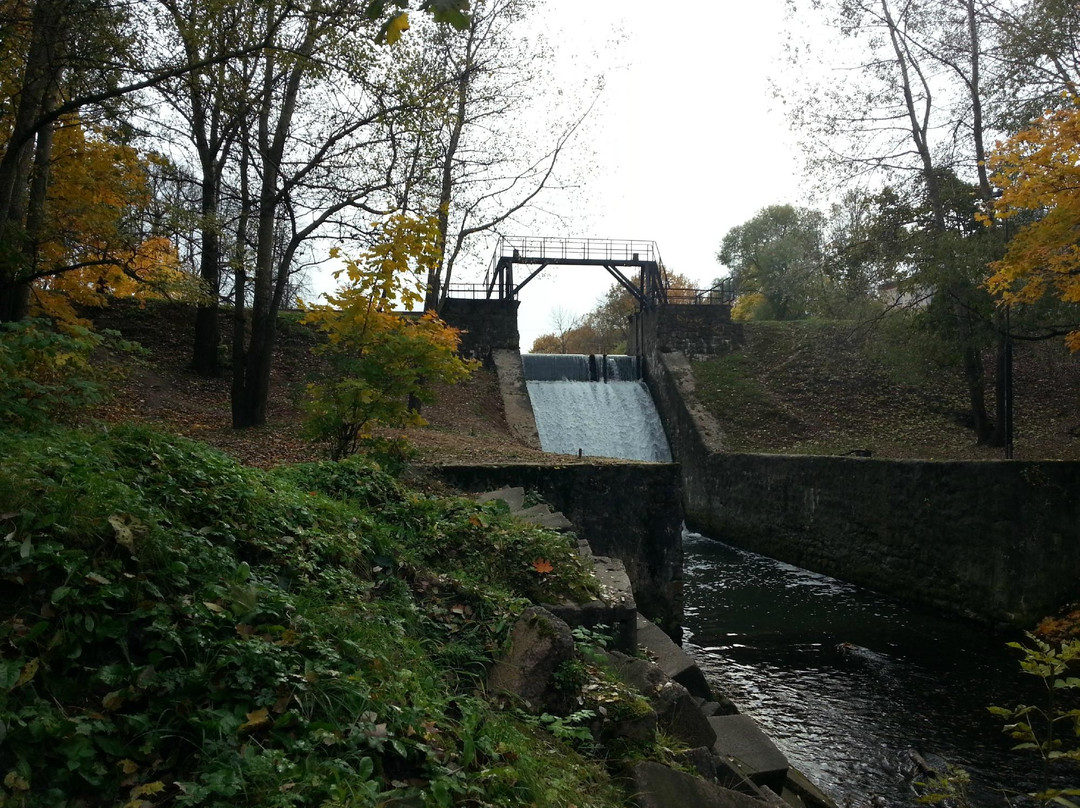 The Bridge With Dam Outlet On River Strelka景点图片