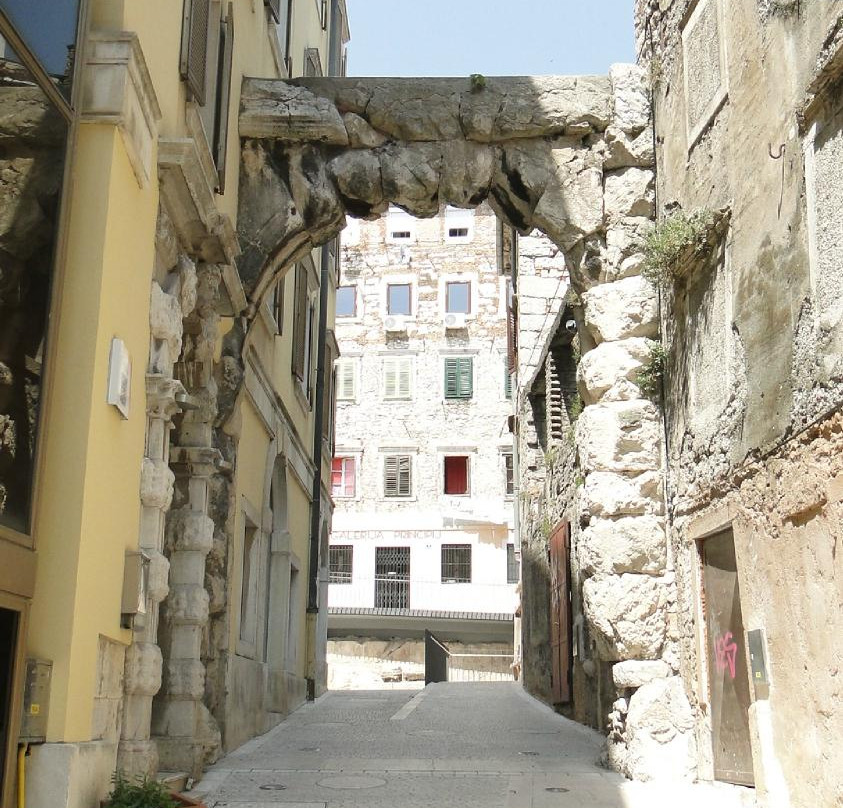 Old Gateway (Roman Arch)景点图片