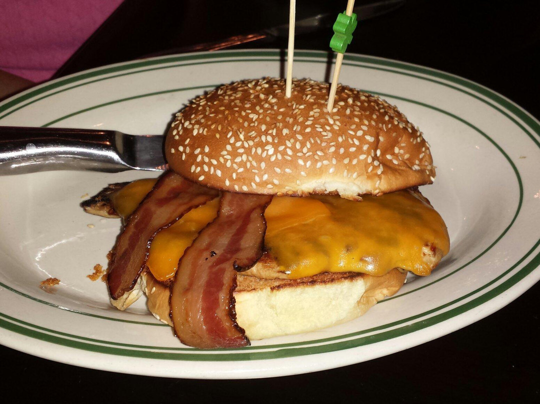 Burnsville餐馆和美食-Lucky's 13 Pub