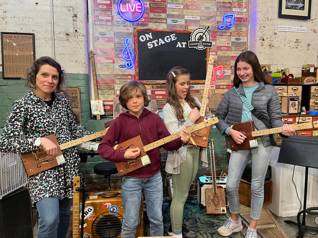 The Cigar Box Guitar Store-亨茨维尔必去景点