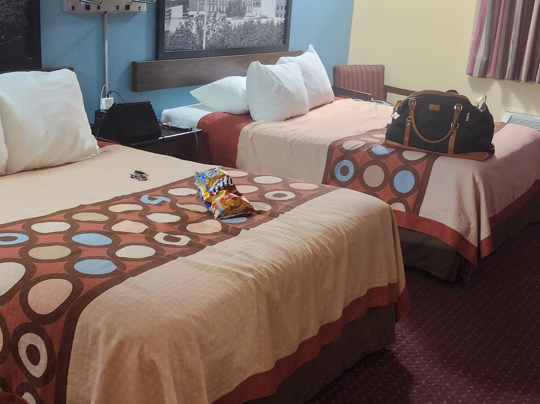 Super 8 by Wyndham Clinton主图