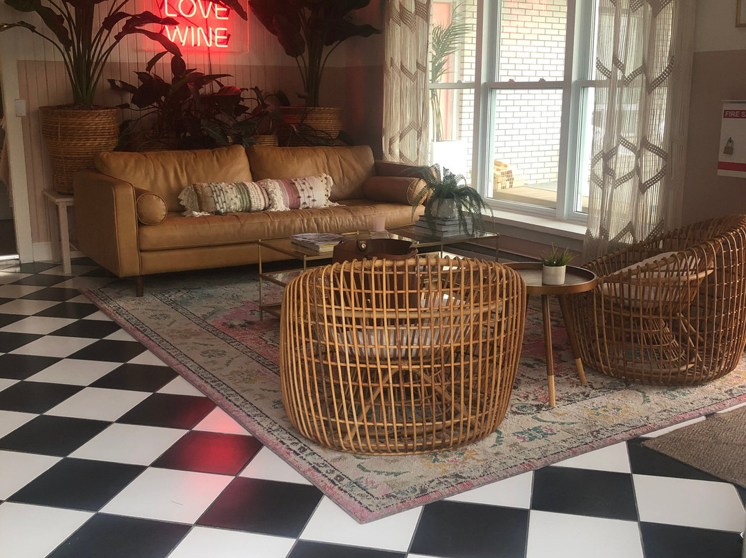 The June Motel主图