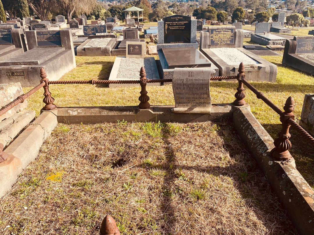 Moe Memorial Park Cemetery景点图片