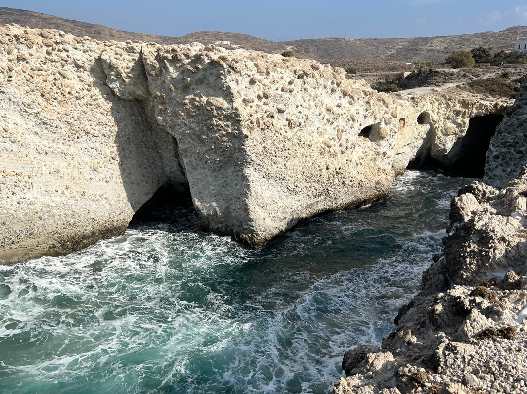 Papafragas Cave-米洛斯岛必去景点