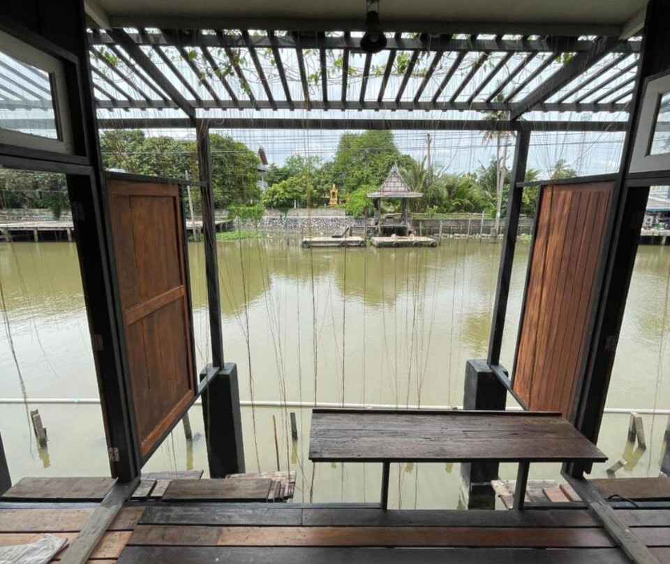 Humz Canal Stay