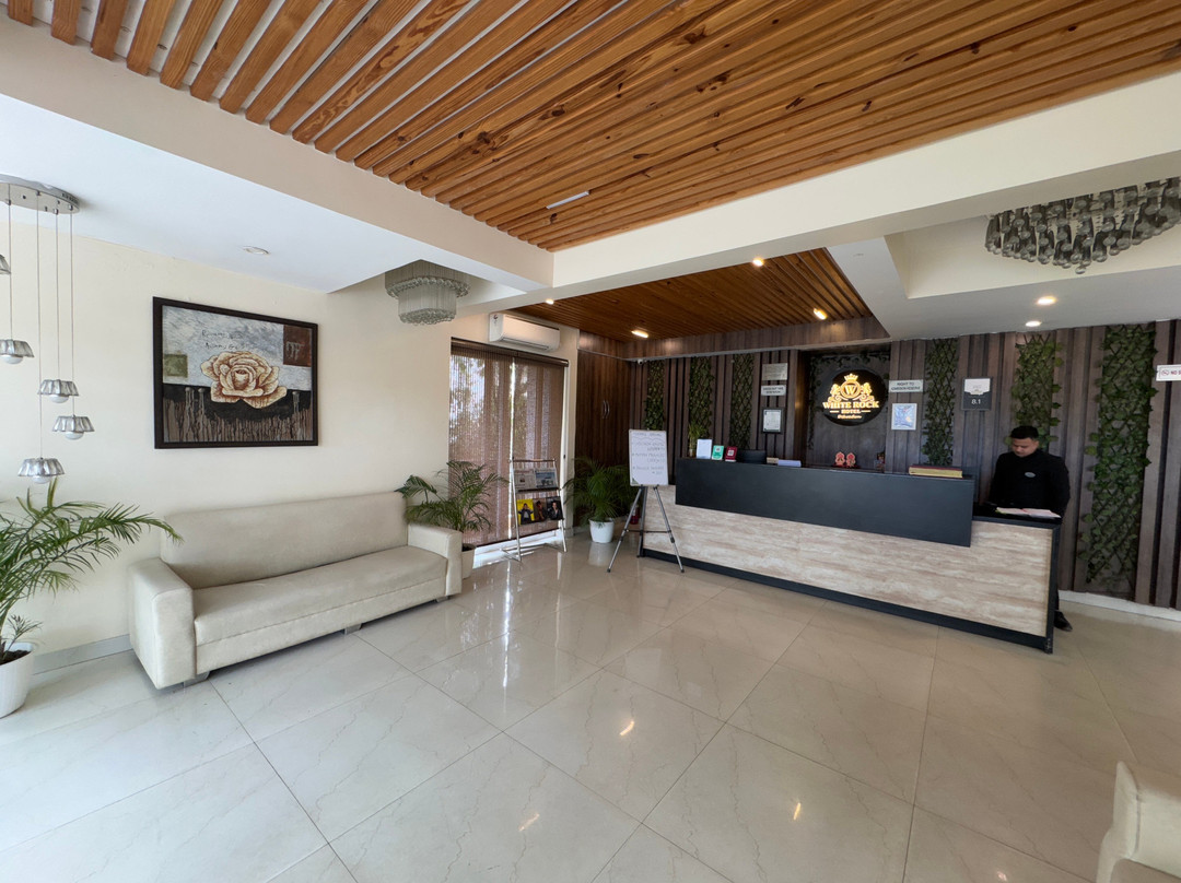 Hotel White Rock By The Solitaire Hospitality主图