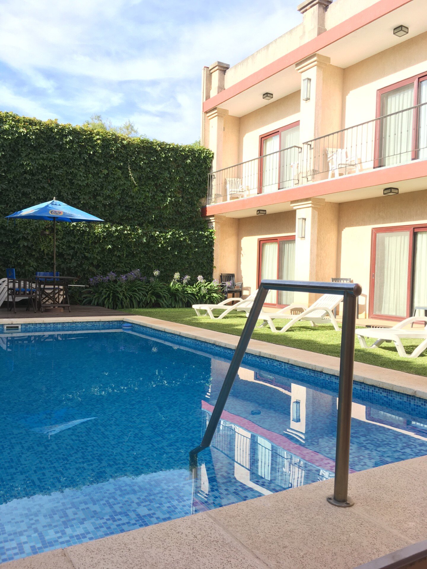 Hotel Roble Blanco-泳池