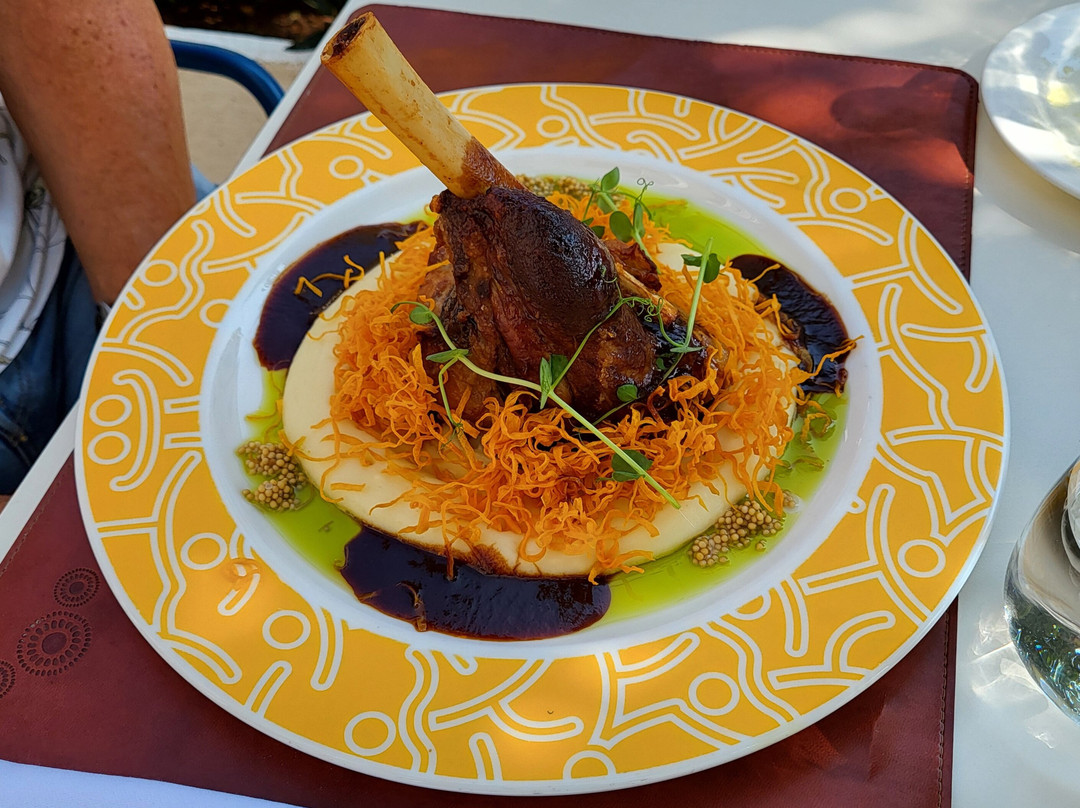 Tri Sunca Restaurant & Bar