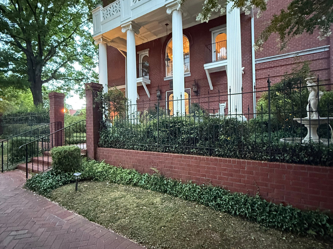 The James Madison Inn主图