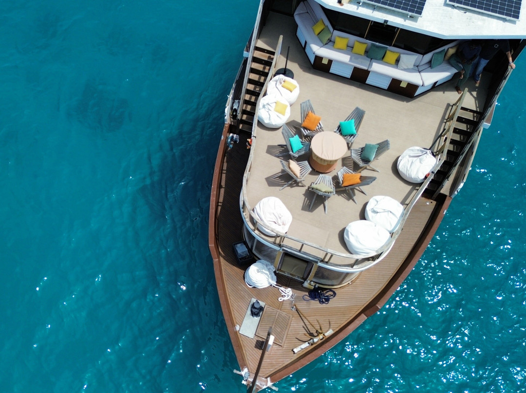 Atoll Villa Yacht – Affordable Yacht Charter Maldives & Maldives Day Charter Experience-胡鲁马累必去景点