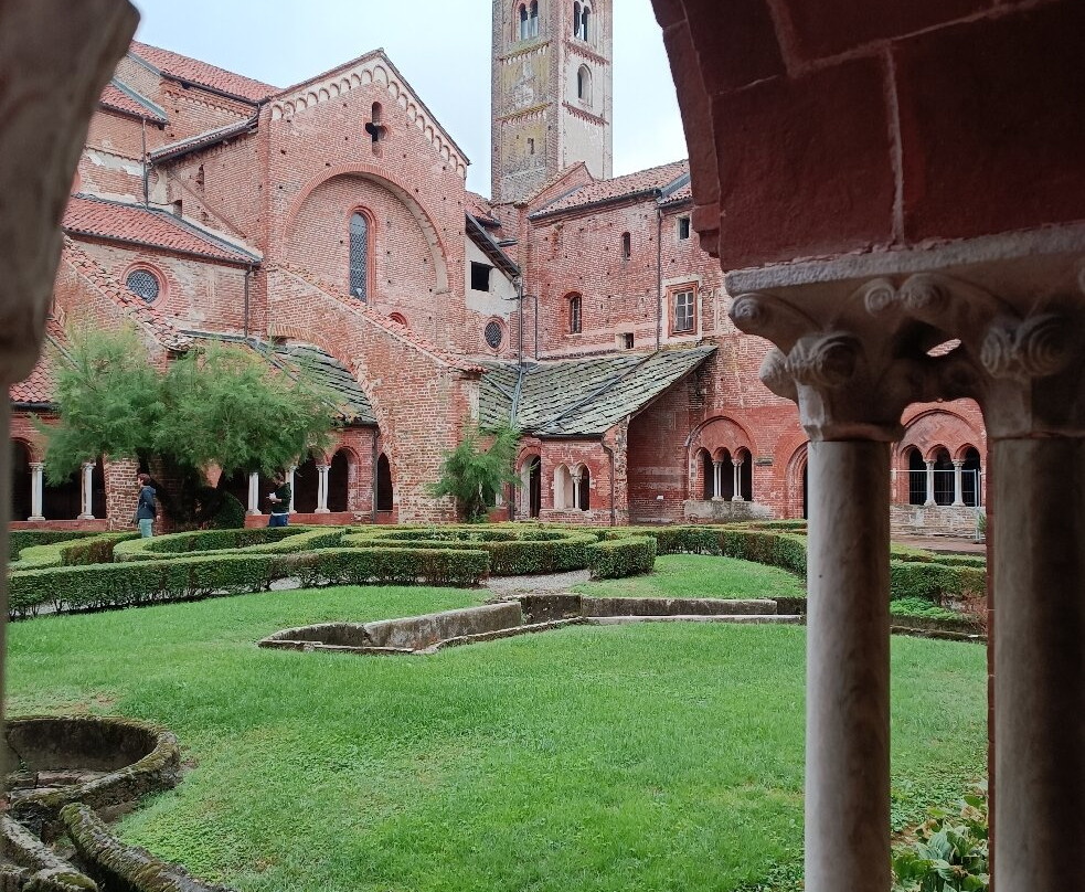 Abbazia di Santa Maria di Staffarda-Staffarda必去景点