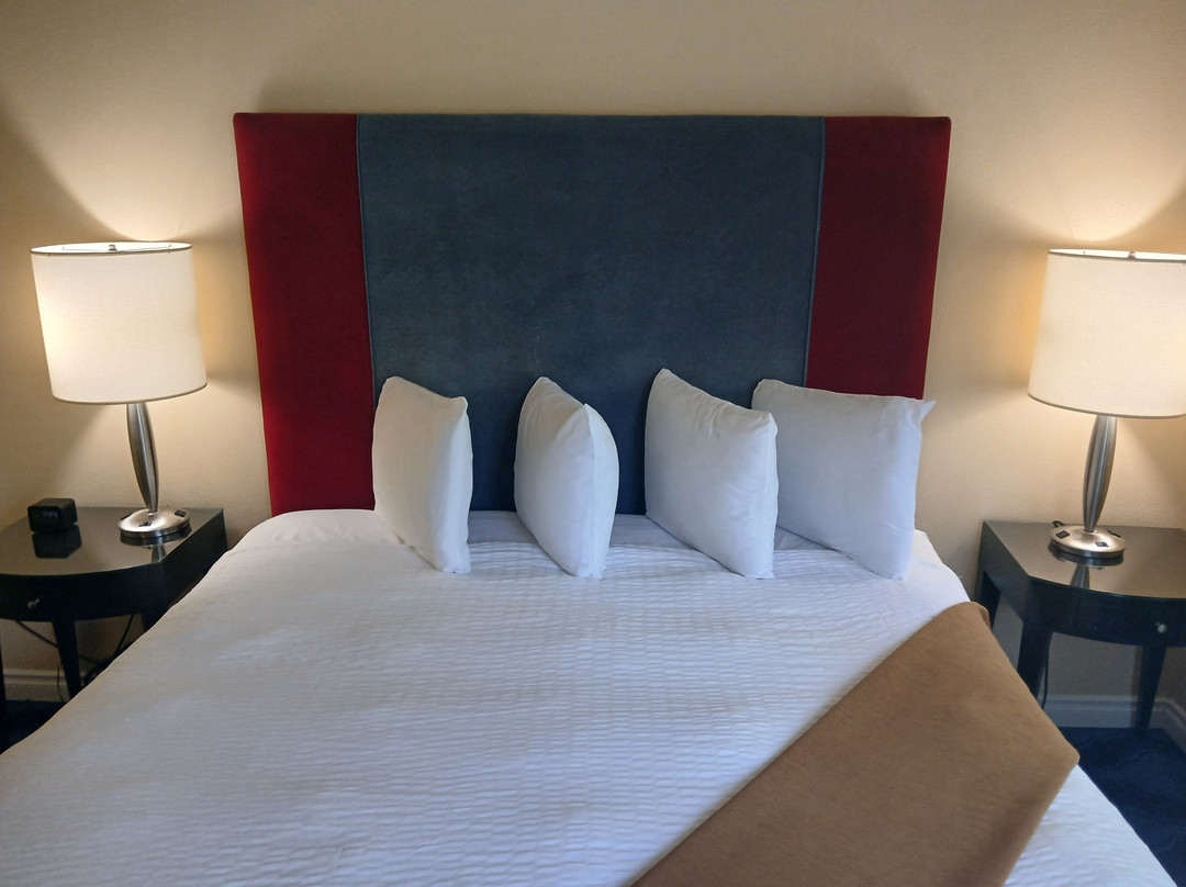 Plaza Inn And Suites At Ashland Creek主图