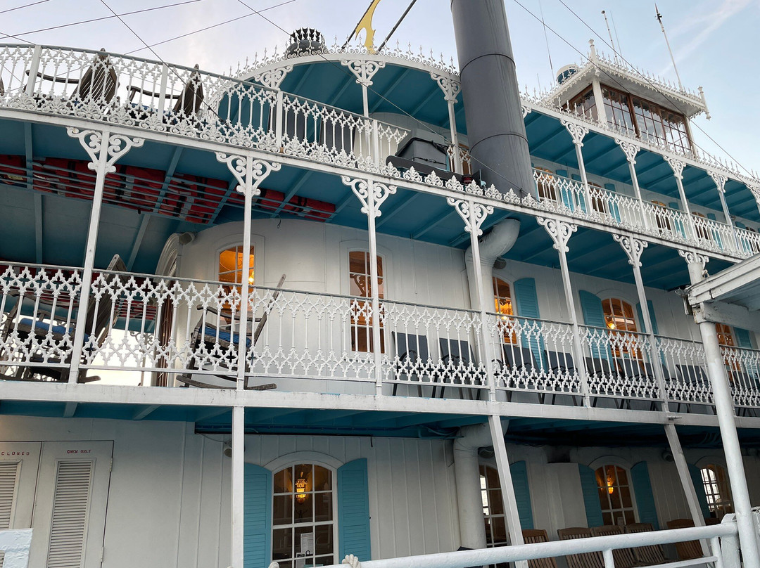 Riverboat Twilight-Le Claire必去景点