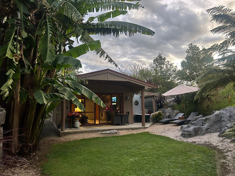 岩石小屋酒店主图