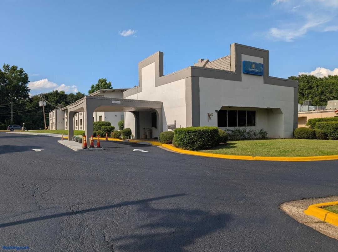 Forsythia Inn & Suites
