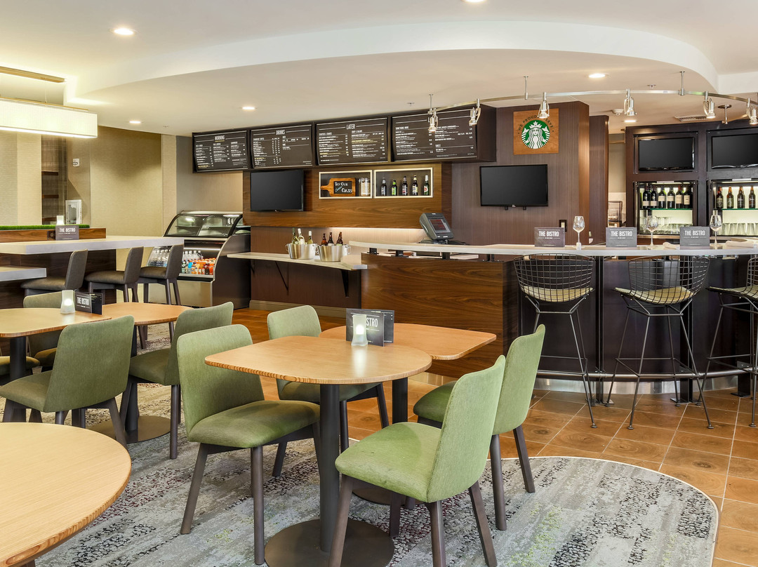 罗斯维尔商业街廊购物中心/溪边山岭大道万豪万怡酒店主图