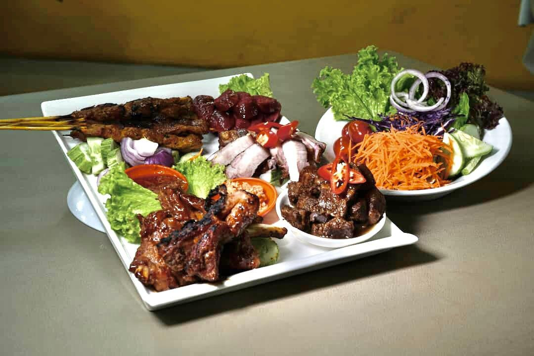 West Coast Division餐馆和美食-VOGS Authentic Sinalau Bakas Restaurant