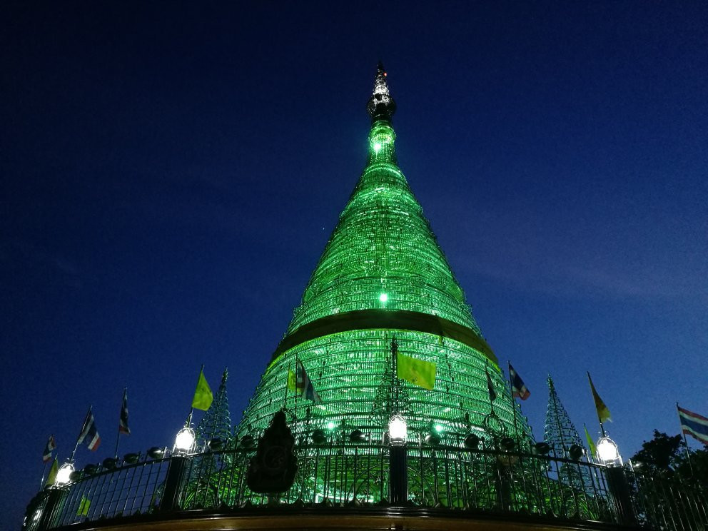 Phra Maha Chedi Tripob Trimongkol景点图片