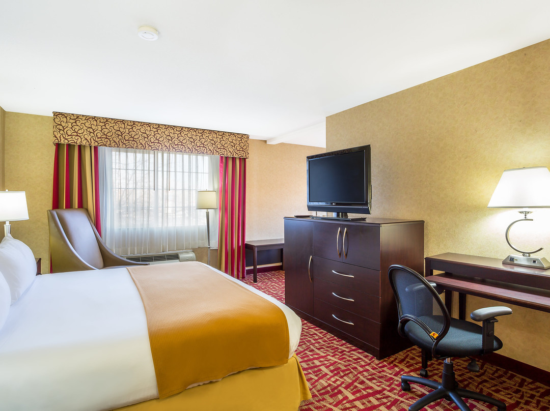 莱顿I-15快捷假日酒店主图