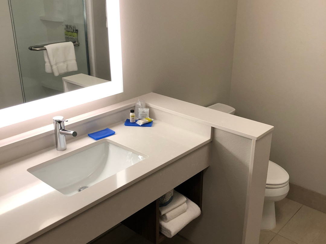 Holiday Inn Express & Suites Elkhorn - Lake Geneva Area By IHG主图