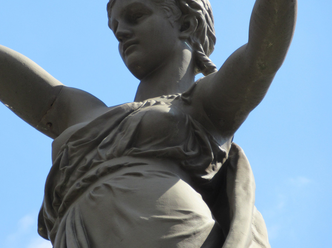 Monument du Centenaire de la Revolution-萨朗什必去景点