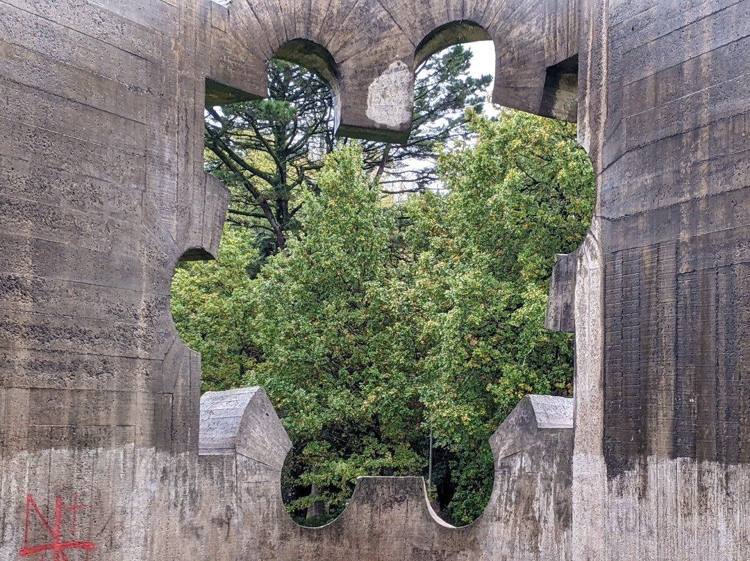 Escultura Gure Aitaren Etxea景点图片