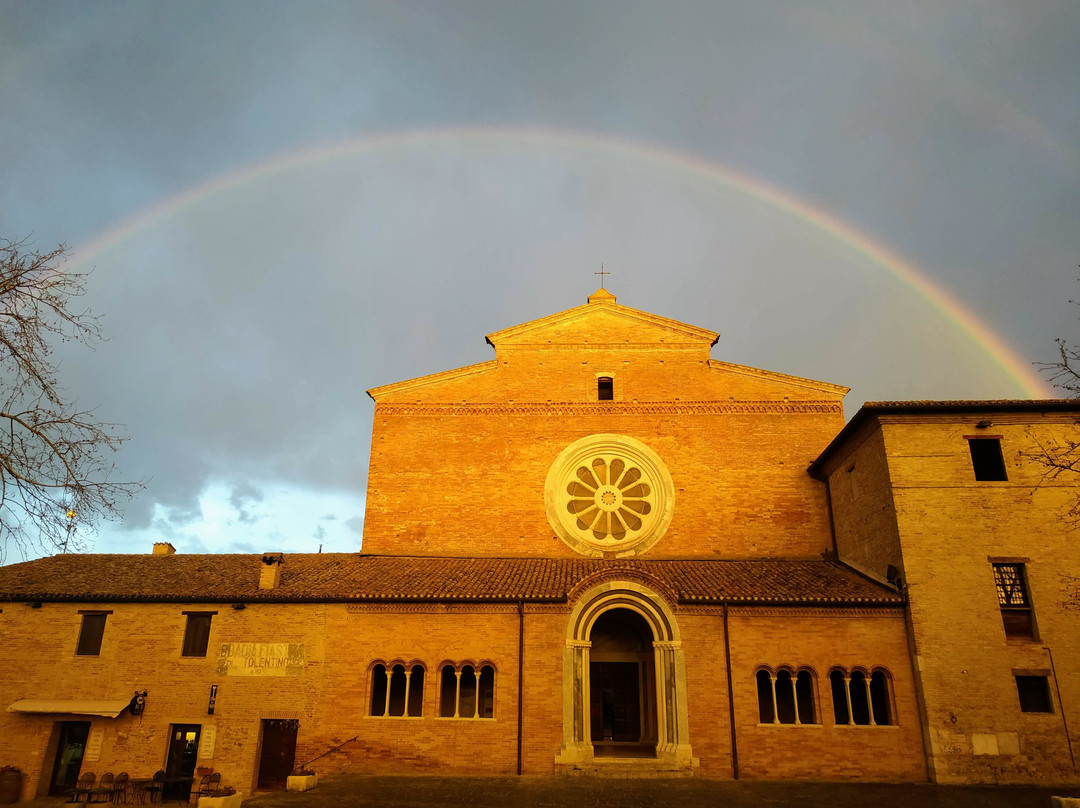 Abbazia Di Chiaravalle Di Fiastra景点图片