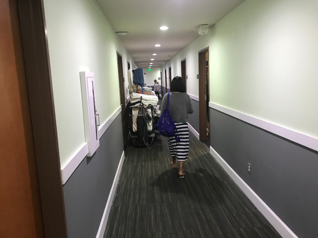 华美达套房旧金山机场酒店主图