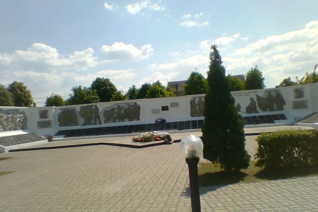 Memorial Complex at the Mass Grave of Soviet Soldiers景点图片