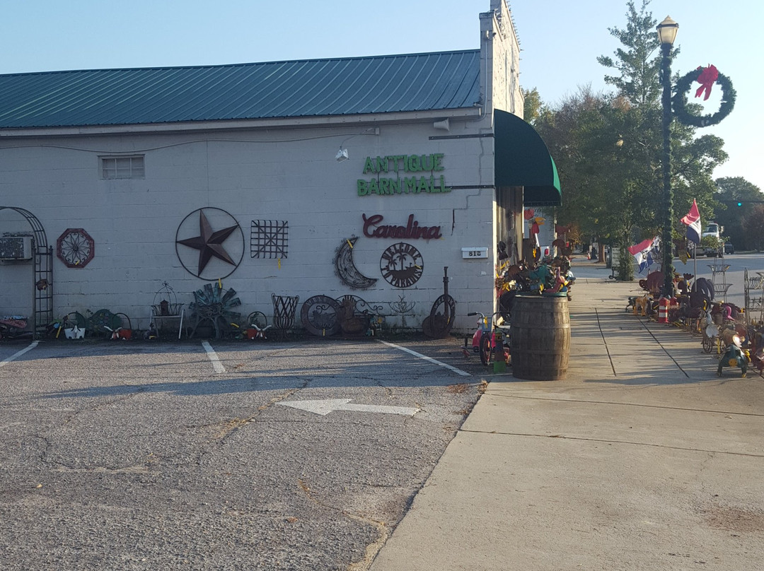 Camden旅游景点-Antique Barn Mall