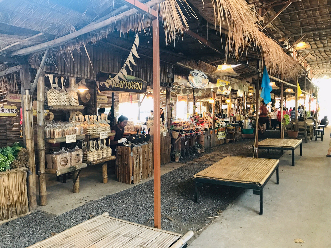 Ban Rachan Old-Style Market景点图片