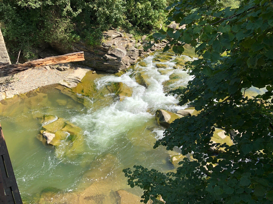 Probiy Waterfall景点图片