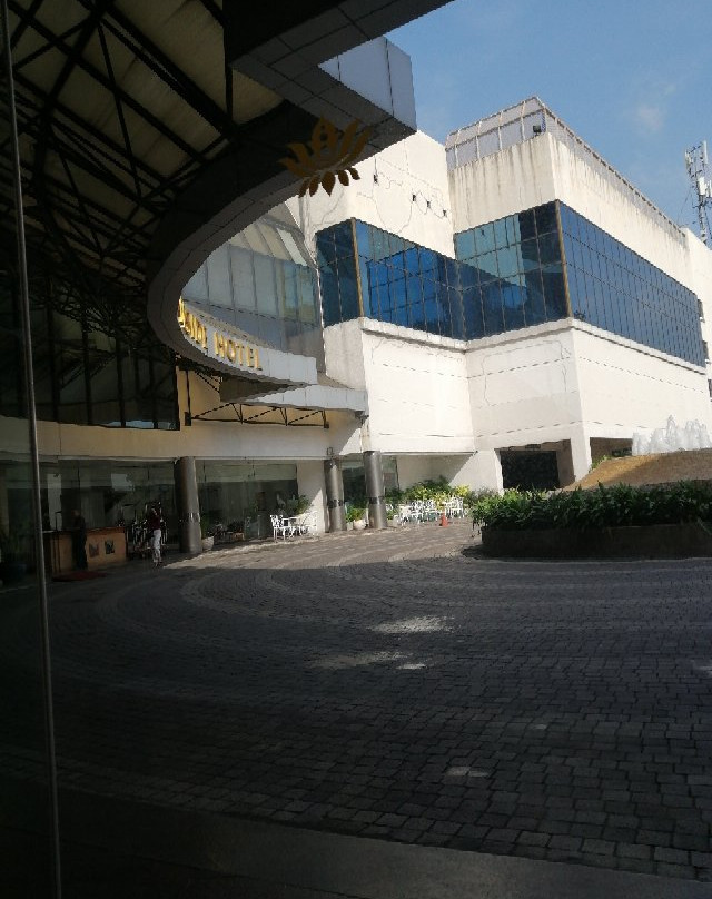 美殿河畔酒店主图